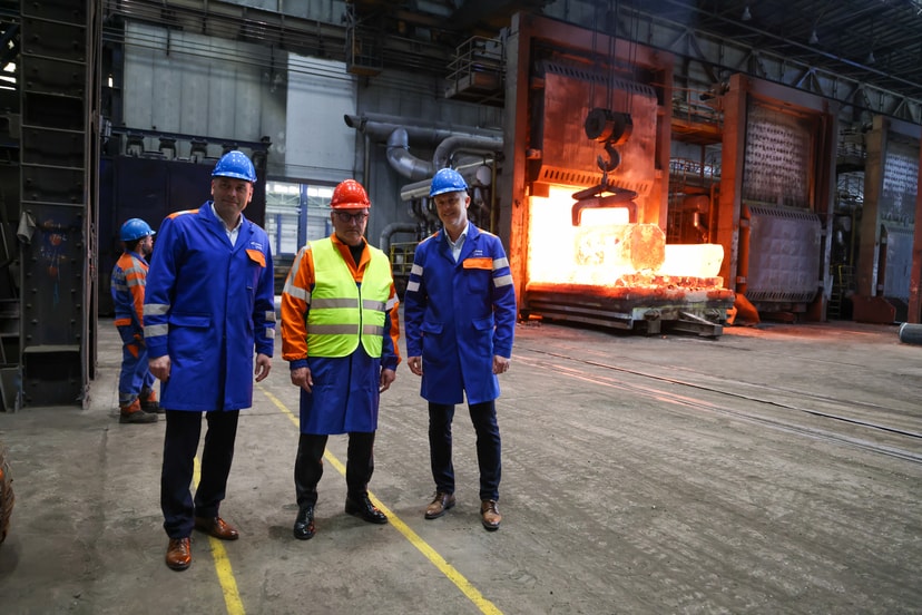 Obisk ministra Hana v SIJ Metalu Ravne in indijskega veleposlanika v SIJ Acroniju